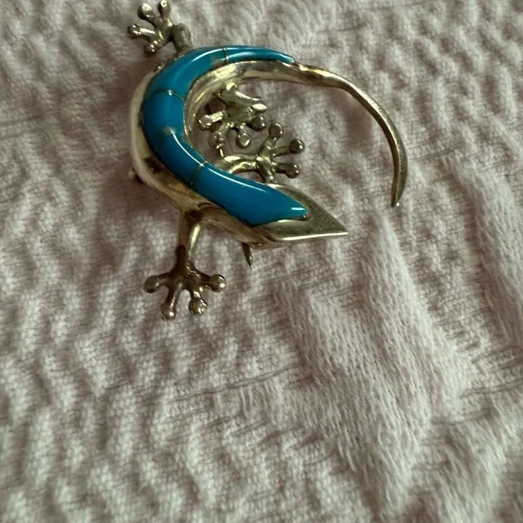 Stylish Silver Gecko Brooch with Blue Accents - Picture 5 of 6